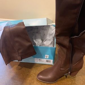 Chestnut Brown boots new in the box 5 1/2